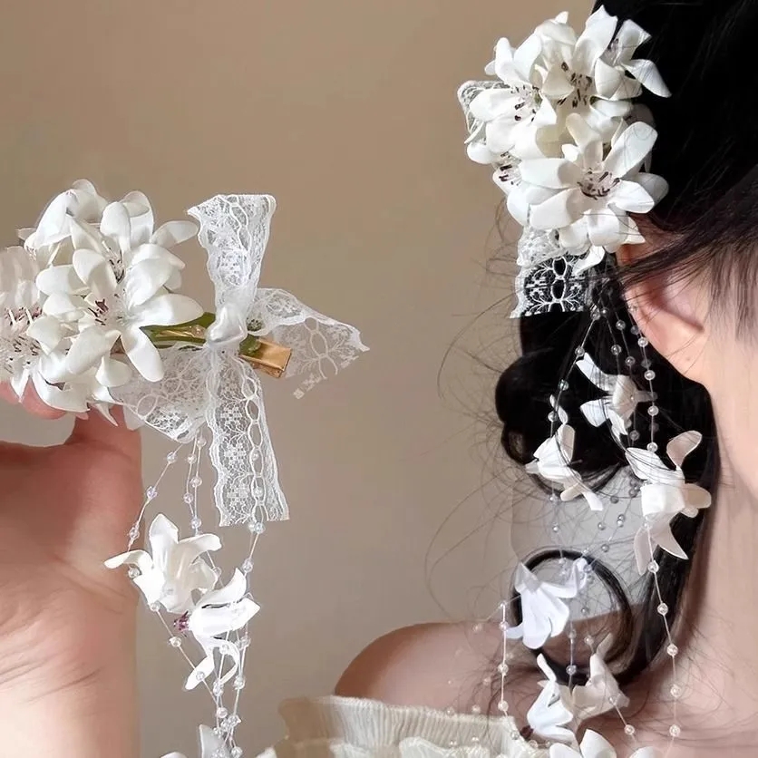 Elegant White Floral Hair Clip - Women Fashion Photoshoot recension och pris